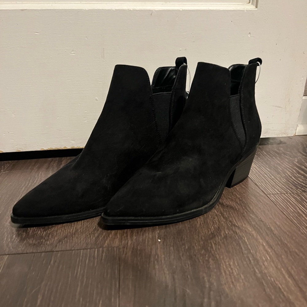 Woman’s ankle boots size 9